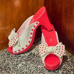 VYVIAN
WOMENS WHITE BOW SLIDE ON A PLATFORM BOTTOM